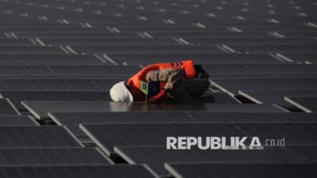 Pekerja meninjau lokasi rencana pembangunan PLTS terapung berkapasitas 100 MW di Waduk Jatigede, Sumedang.