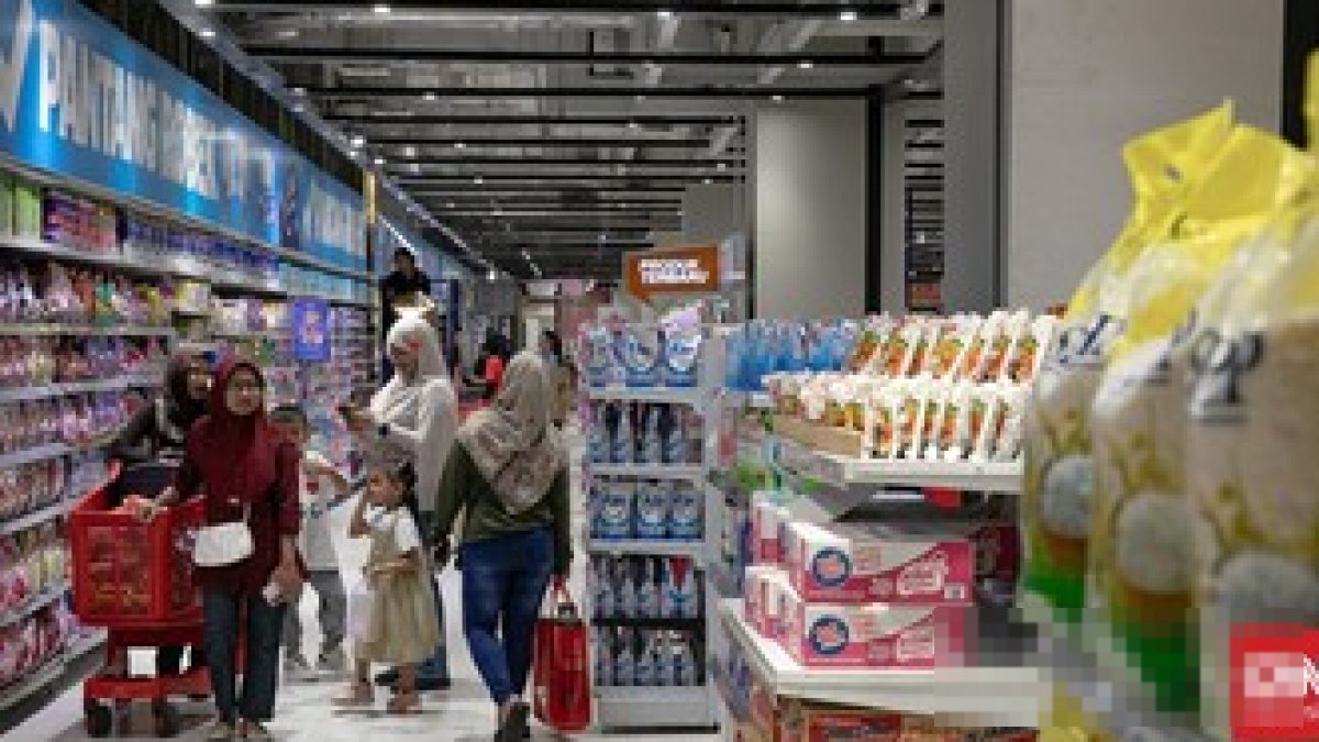 Suasana gerai Transmart saat promo Transmart Full Day Sale dengan diskon hingga 50 persen plus 20 persen.
