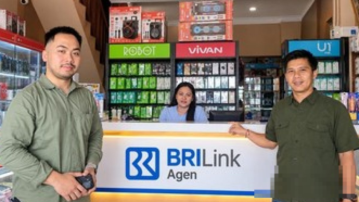 Rahmi, pemilik Agen BRILink Fillio di Dumai, sedang melayani transaksi nasabah di gerainya untuk mendukung inklusi keuangan U