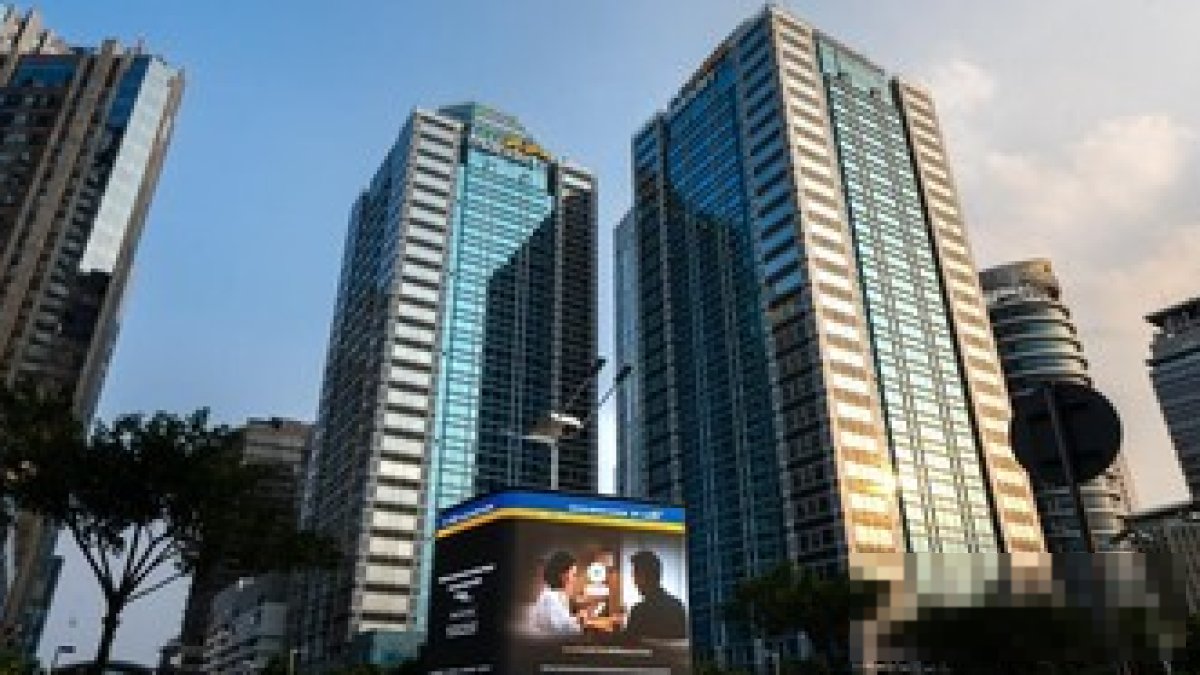 Gedung kantor pusat Bank Mandiri di Jakarta sebagai simbol penyaluran kredit perbankan nasional.