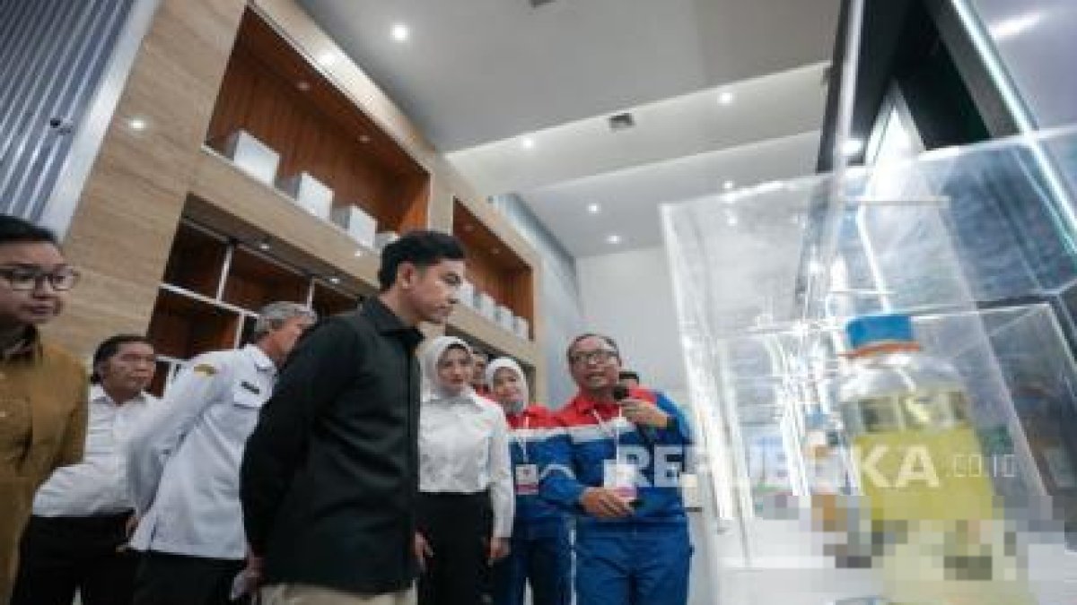 Gibran Tinjau Pertamina Olah Minyak Jelantah Jadi Bahan Bakar Pesawat SAF
