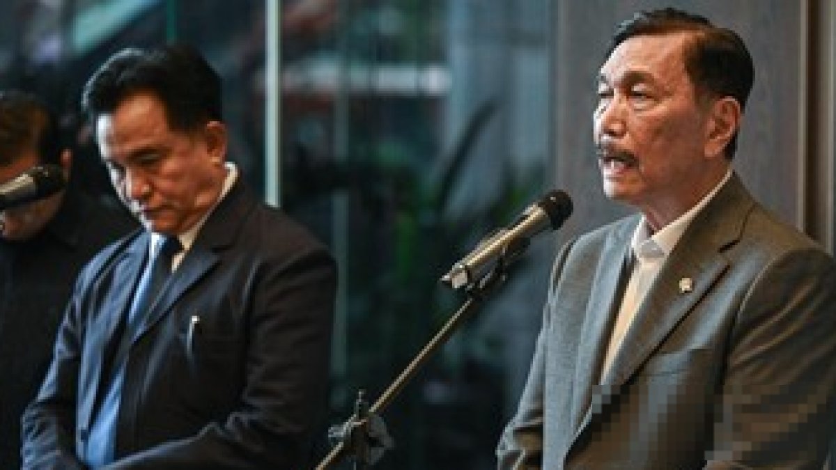 Luhut Serahkan Evaluasi Penghentian Ekspor Gas ke Singapura kepada Bahlil