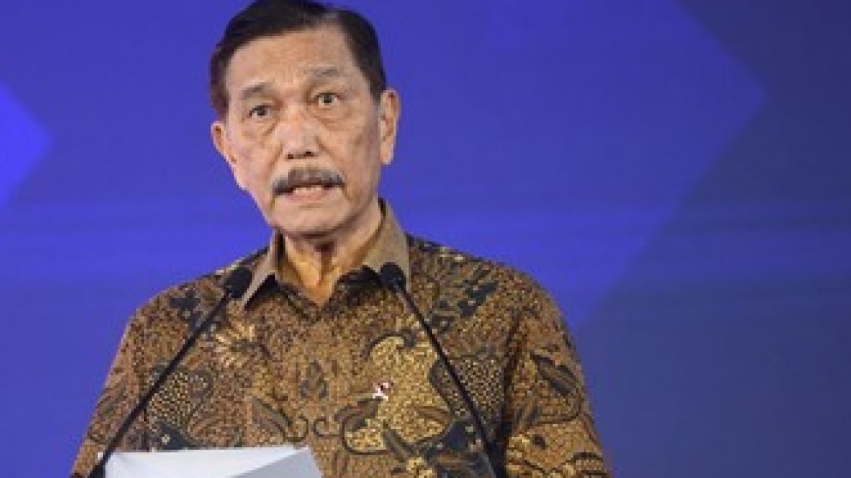 Luhut Binsar Pandjaitan saat memberikan keterangan pers mengenai pentingnya kepastian hukum bagi investor asing di Indonesia.