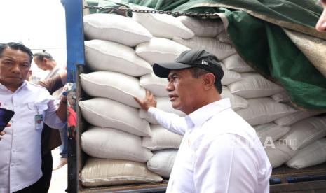 mentan-amran-kecam-keras-pengoplosan-beras-subsidi