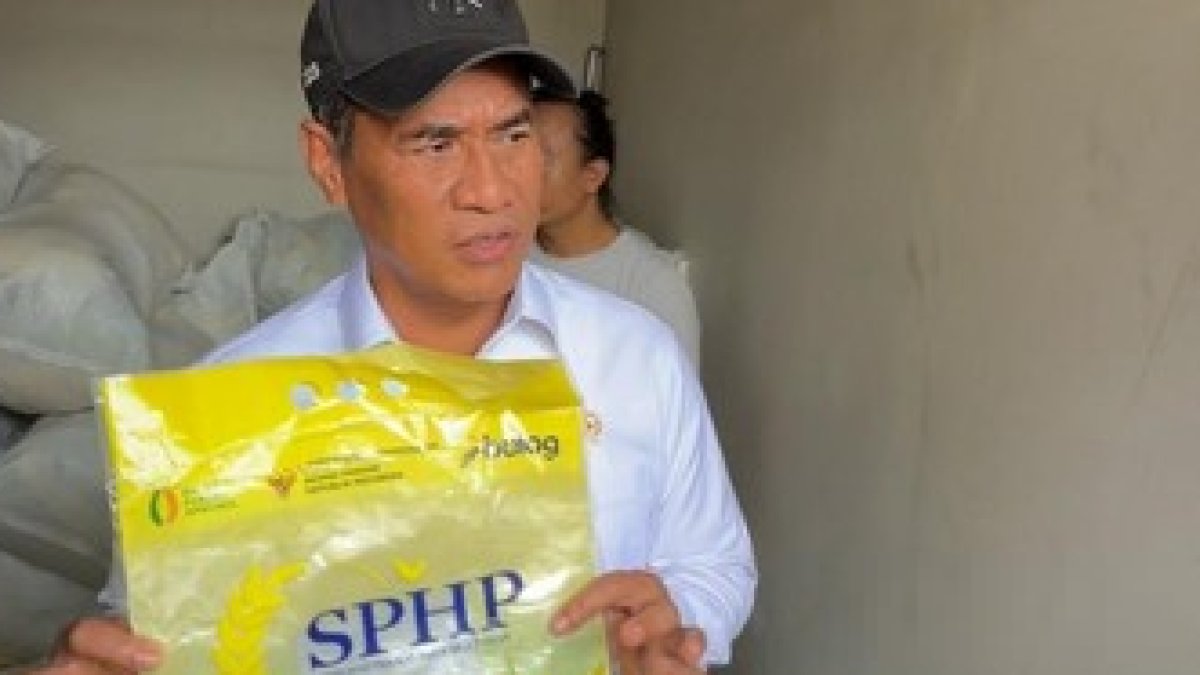 Menteri Pertanian Amran Sulaiman saat melakukan inspeksi mendadak di lokasi pengemasan ulang beras subsidi ilegal.