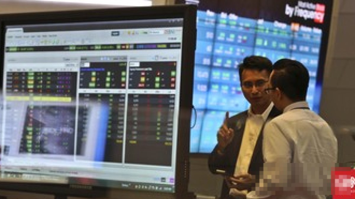 Papan layar perdagangan Bursa Efek Indonesia yang menampilkan informasi kebijakan batas Auto Rejection Bawah 7 persen.