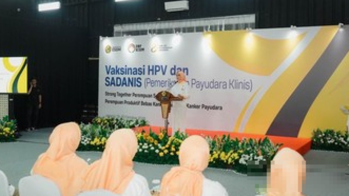 Sri Suparni Bahlil memberikan sambutan pada kegiatan vaksinasi HPV dan pemeriksaan kesehatan bagi perempuan di Kementerian ES