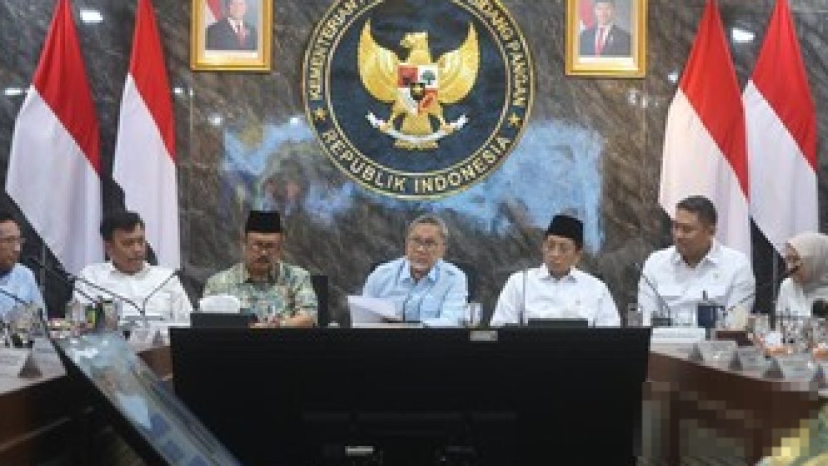 Siswa sedang mengambil makanan bergizi dengan metode prasmanan di sekolah sebagai bagian dari uji coba program pemerintah.