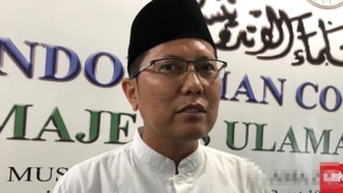 Ketua DSN MUI M. Cholil Nafis memberikan keterangan pers terkait penolakan penundaan kewajiban sertifikasi halal.