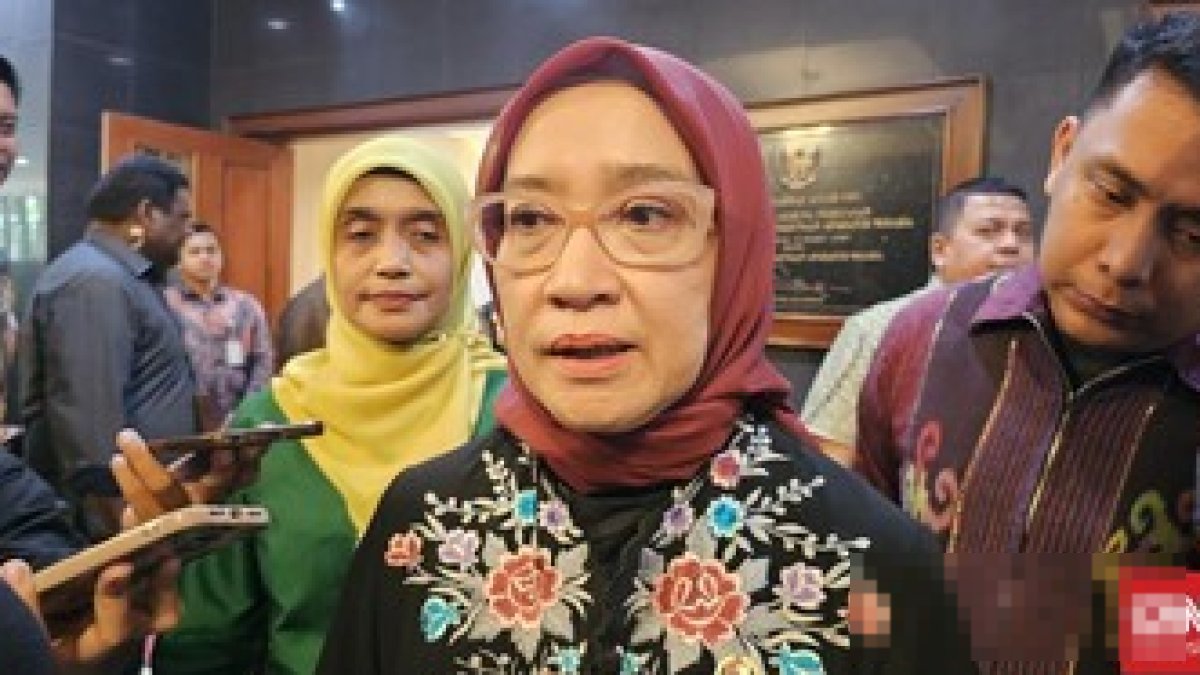 Menpan RB Rini Widyantini menegaskan belum ada rencana pengalihan pembayaran gaji PNS melalui koperasi.