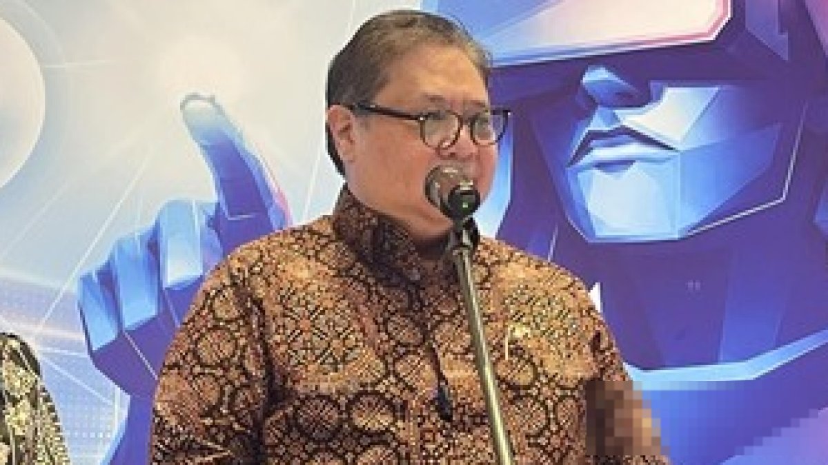 Menko Perekonomian Airlangga Hartarto memberikan keterangan pers terkait investasi di Kawasan Ekonomi Khusus (KEK).