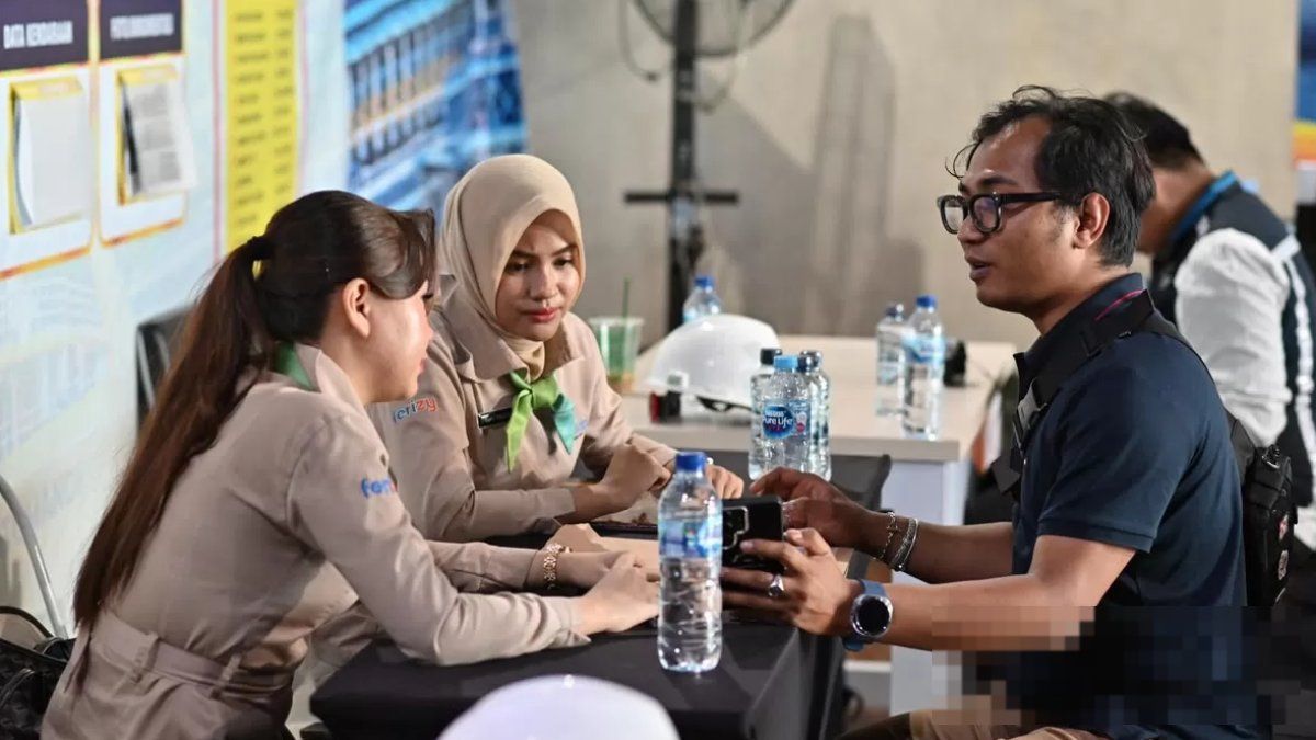 Petugas ASDP sedang melakukan verifikasi data kendaraan milik penumpang yang terdampak insiden KMP Batumandi.
