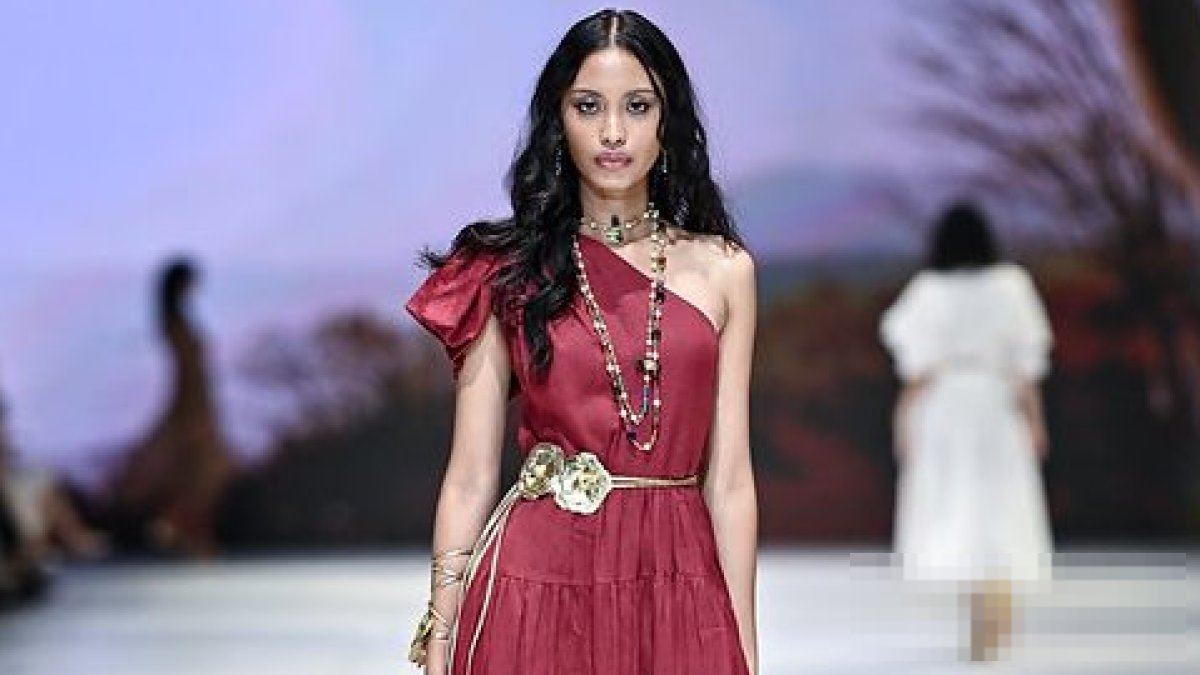 Model memperagakan koleksi ROMANTICIST dari kolaborasi METRO Department Store dan The Story Of di Jakarta Fashion Week 2027.