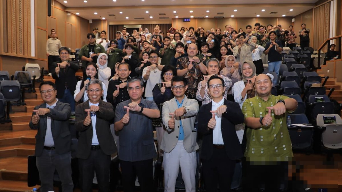 Menaker Yassierli memberikan pidato di acara GenoHack 2026 ITB untuk mendorong mahasiswa menjadi inovator pencipta lapangan k